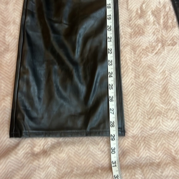 🌟HOST PICK🌟 Gap Faux Leather Pants like new! Petite 29 or 8. - Picture 6 of 12
